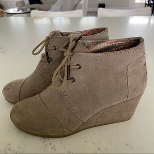 Toms Kala Desert Taupe Suede Wedges Size 7